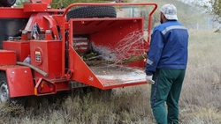 Переработка сухих веток проходит в Арзгирском округе